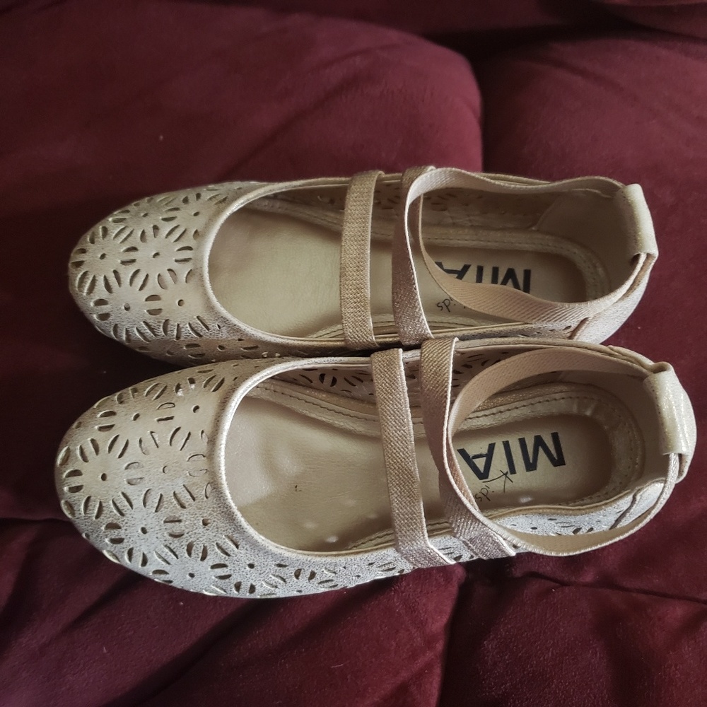 Mia girl flats